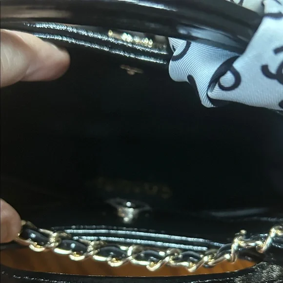 Chanel Black Quilted Crossbody bag with Polka Dot CC Twilly/Purse Tie (VIP/GWP) - Picture 4 of 15